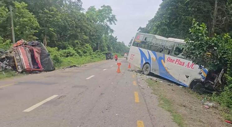 मापसे गरेका चालकले हाँकेको ट्रकले दुईवटा बसलाई ठक्कर दिँदा आठजना घाइते