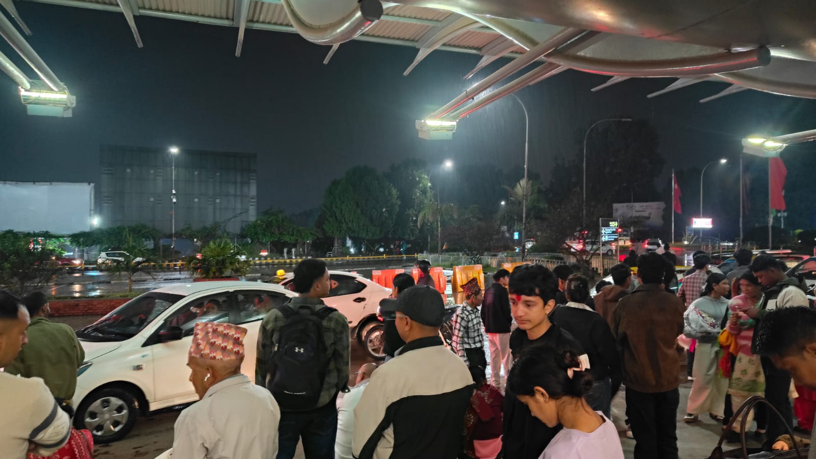 त्रिभुवन विमानस्थल : दसैँको मुखमा देश छाड्नेहरूको लर्को