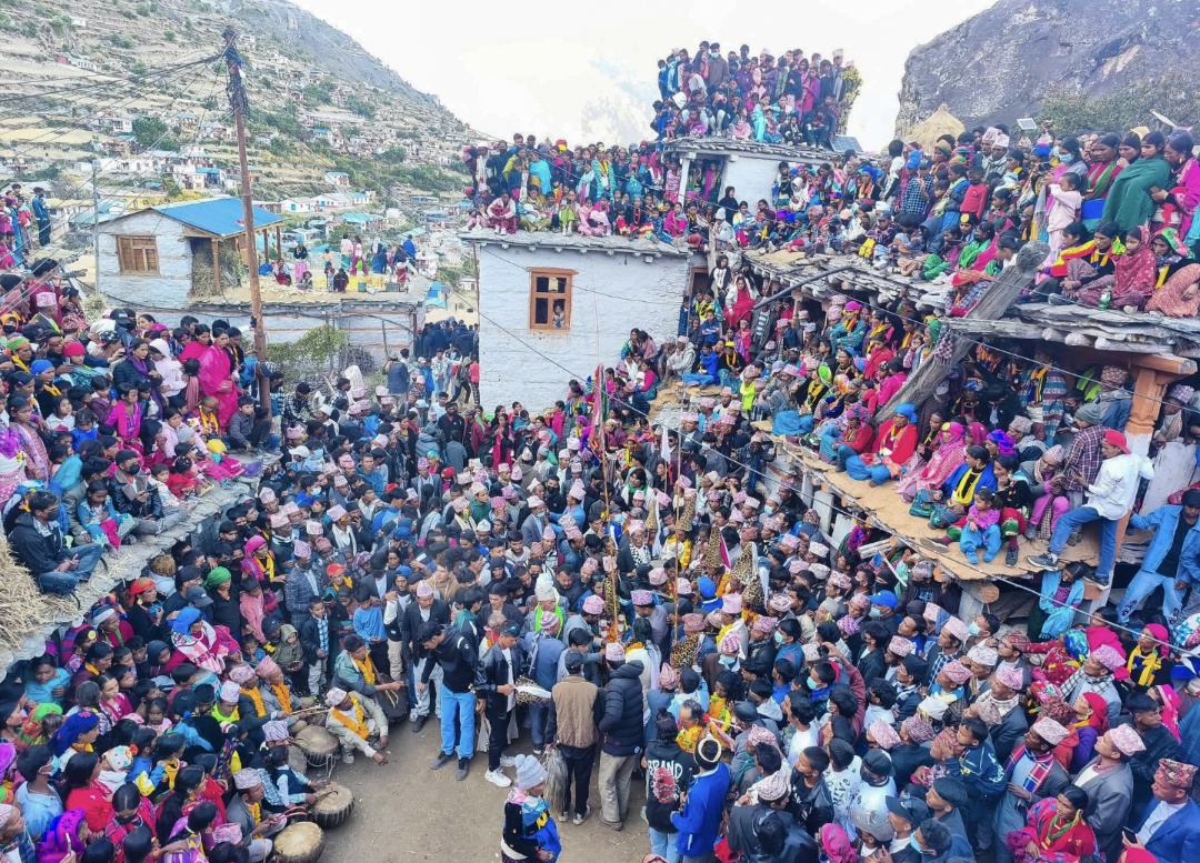 फलामको डण्डा भाँचेर शक्ति प्रदर्शन गर्दै धामीहरु