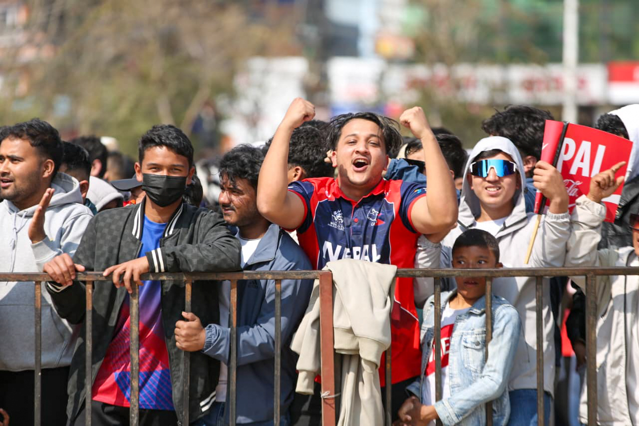 नेपाल र वेस्ट इन्डिज भिडिरहँदा तीनकुनेमा क्रिकेट समर्थकको क्रेज (तस्बिरहरु)