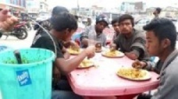 विपन्नलाई खाना खुवाउँदै बागलुङ नगरपालिका