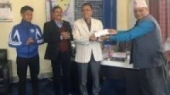 फुङलिङ नगरपालिकाद्वारा केन्द्र सरकारलाई एक लाख सहयोग