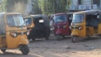 अटो चलाएर जीविका धान्छन् ‘चौधरी दम्पती’