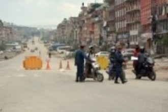 सवारी साधनको पास चेक गर्दै सुरक्षाकर्मी
