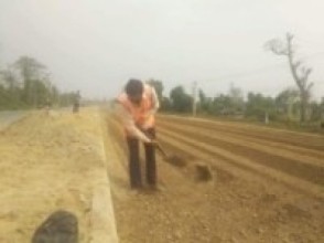 कैलालीमा निर्माणाधीन सडकमा काम गर्दै मजदूर