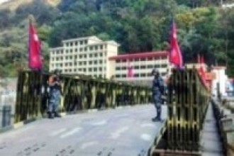 चीनले पठाएको स्वास्थ्य सामग्री तातोपानी हुँदै राजधानी भित्रिँदै   