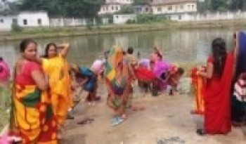 कोरोना भगाउने नाममा जलाशयमा महिलाको भीड   