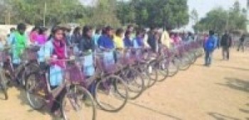 उच्च शिक्षामा अध्ययनरत २१ विद्यार्थीलाई साइकल वितरण