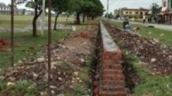 मापदण्डभन्दा बाङ्गो पर्खाल निर्माण हुँदै