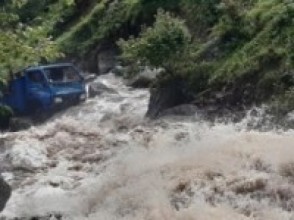 खहरेखोलाले मिनीट्रक बगायो