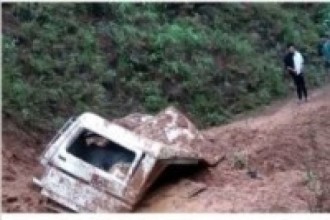 पहिरामा पुरिएका चालकको मृत्यु