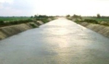 महाकाली सिँचाइ मूल नहरमा पानी परीक्षण गरिँदै