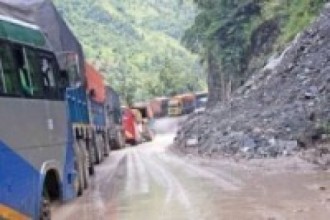 पहिरोले बेँसीसहर–चामे सडक अवरुद्ध