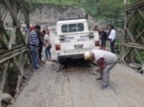 जीर्ण बेलिब्रिजमा जोखिमपूर्ण यात्रा