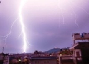 चितवनमा चट्याङ लागेर १४ रोपाहार घाइते    