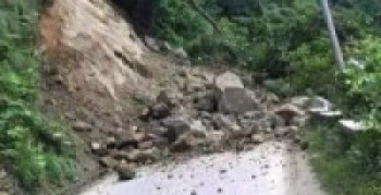 हेलम्बु राजमार्ग अवरुद्ध   