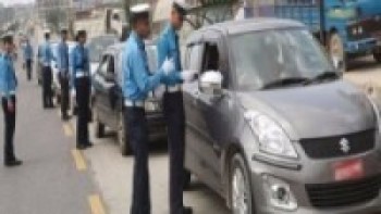 अव्यवस्थित पार्किङ व्यवस्थापन गर्दै प्रहरी   