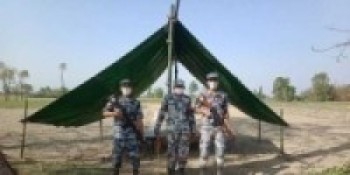 सीमाका सुरक्षाकर्मी त्रिपालमुनि बसेर काममा