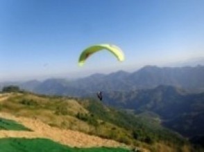 घान्द्रुकको देउरालीबाट आलेडाँडासम्म प्याराग्लाइडिङ