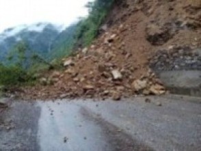 बाढी–पहिराले ठाउँ ठाउँमा राजमार्ग अवरुद्ध