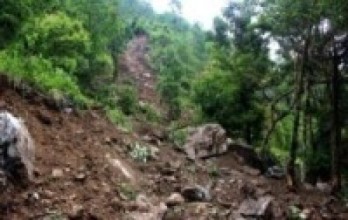 नुवाकोट : बस्तीमाथिको ढुङ्गाले ३५ घर जोखिममा