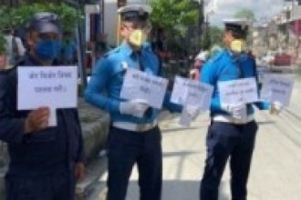 ट्राफिक प्रहरीलाई स्वास्थ्य समाग्री सहयोग   