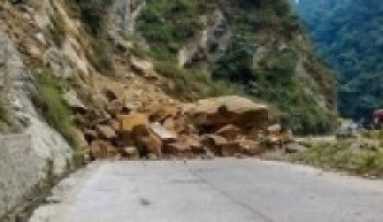 सुख्खा पहिराले पृथ्वी राजमार्ग अवरुद्ध