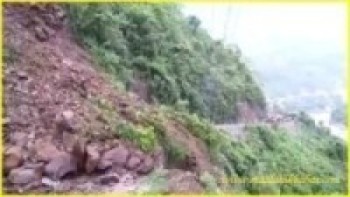 पहिराले अवरुद्ध सडक नखुल्दा समस्या