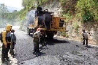 धमाधम कालोपत्रे गरिँदै चरीकोट– जिरी सडकखण्ड