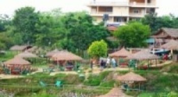 सौराहमा घटे पर्यटक