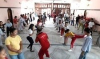 किशोरीलाई आत्मरक्षा तालीम