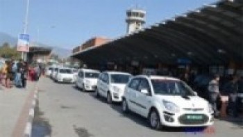 हवाई यात्रुलाई हरियो नम्बर प्लेटको ट्याक्सी   