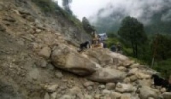 पहिरोले पृथ्वी राजमार्ग अवरुद्ध   