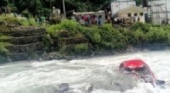पर्वतमा खोलाले गाडी बगायो, तीन जना बेपत्ता       