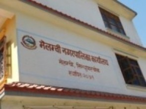 नगरपालिकाले मेलम्ची बाढी प्रभावितलाई रकम दियो   