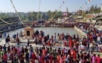 इन्द्रदहमा स्नान गर्नेको भीड    