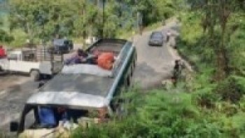 गुडिरहेको गाडीबाट खस्दा एक महिलाको मृत्यु