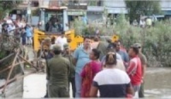 गोकर्णेश्वरका जनप्रतिनिधिद्वारा माकलबारी जोड्ने सानो पुल निरीक्षण