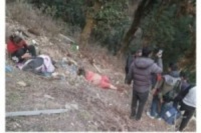 बाग्लुङको निसिखोलामा रात्रीबस दुर्घटना हुँदा  चालक सहित ७ जनाकाे निधन, २५ घाइते