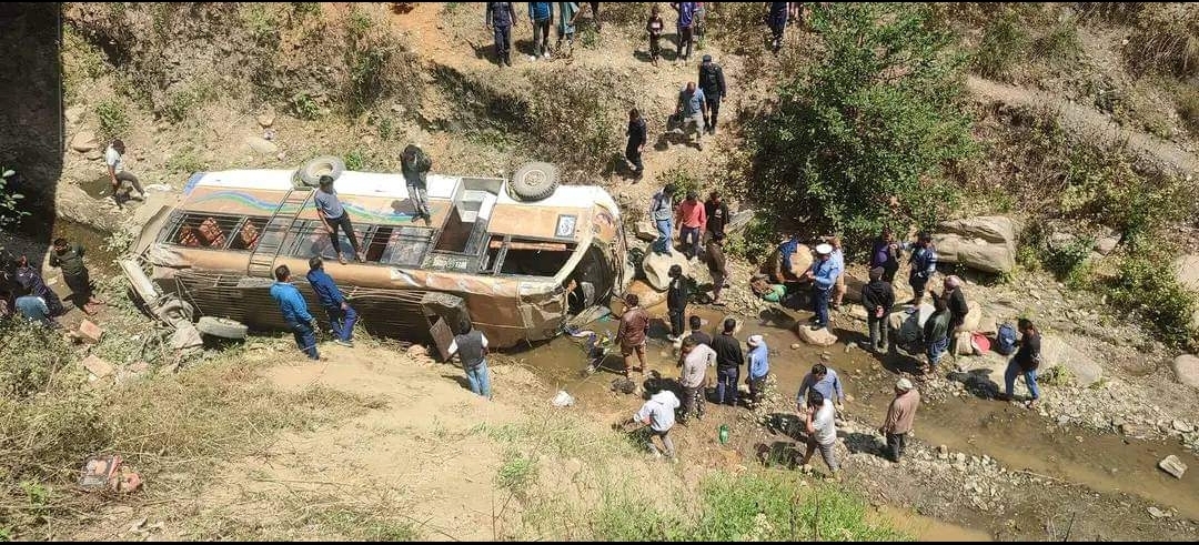 दाङबाट रुकुमका लागि छुटेको बस दुर्घटना, १४ जना घाईते