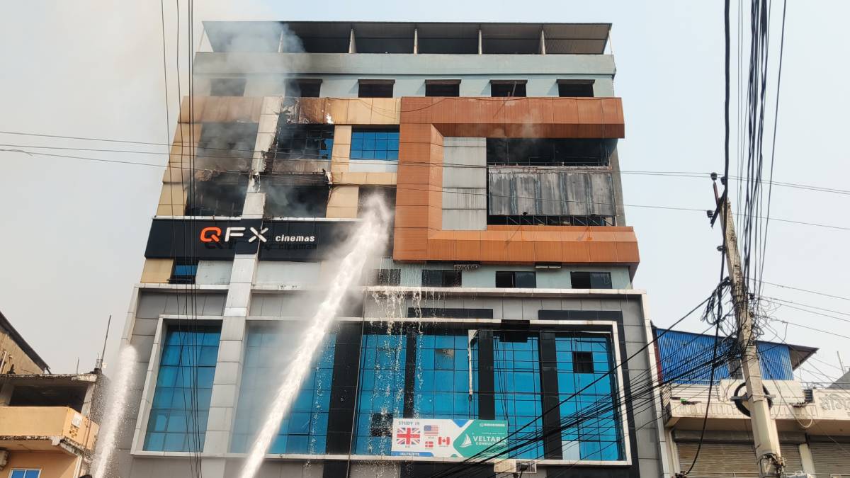 इटहरीस्थित सेन्टर प्लाजामा आगलागी, उद्धारका लागि हेलिकोप्टर पठाइयो