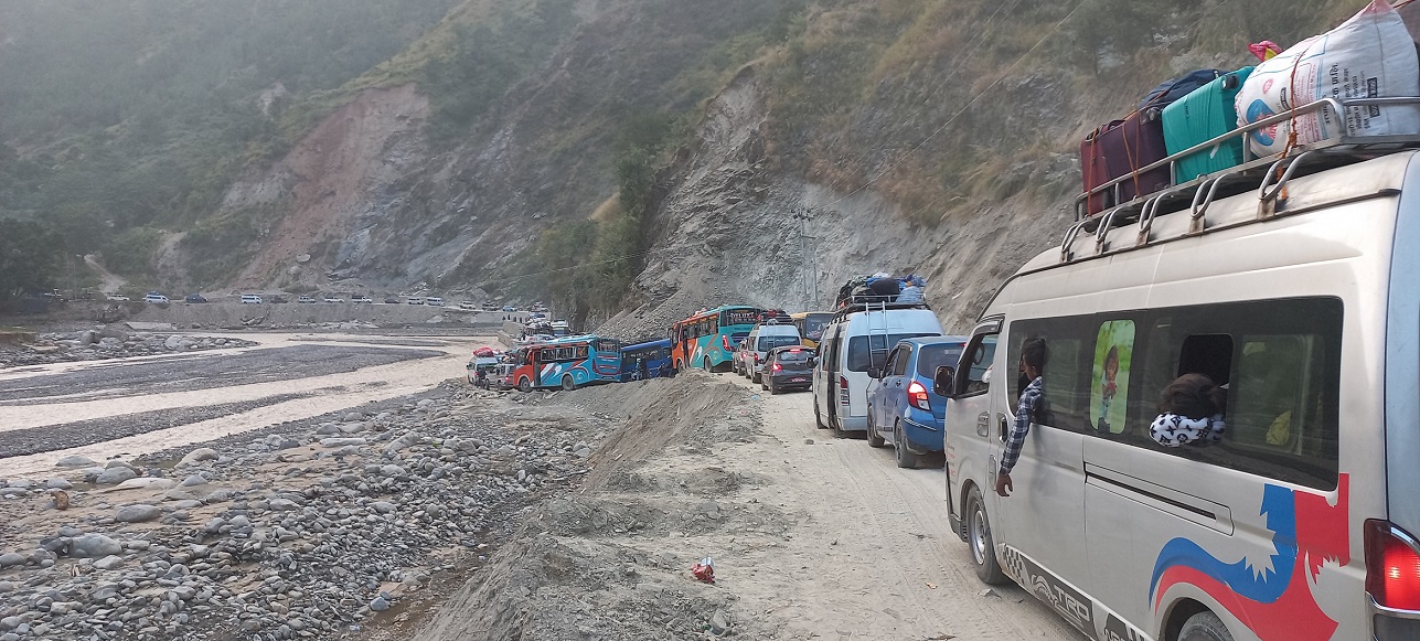 अस्थायी ‘डाइभर्सन’ बनाएर बिपी राजमार्ग सञ्चालनमा जुट्यो सरकार