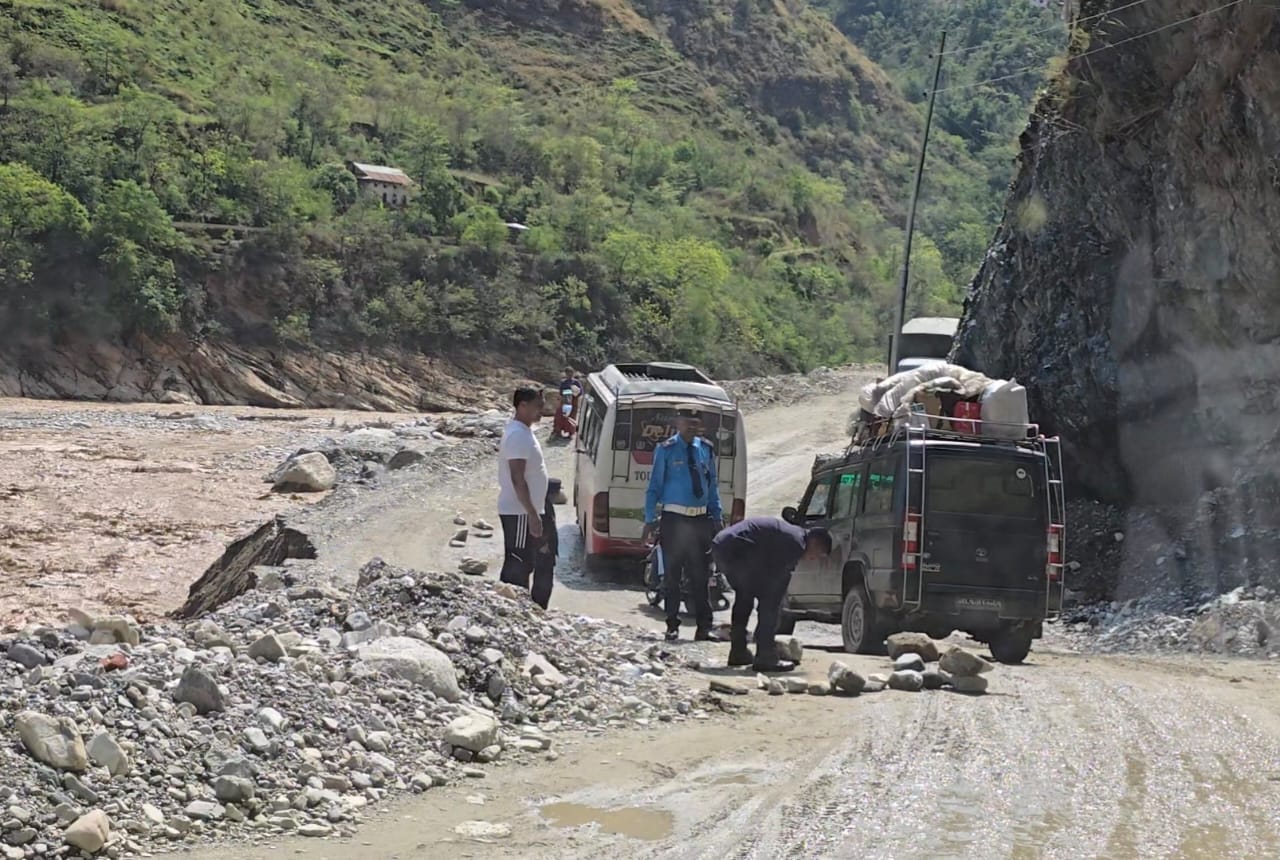 बिपी राजमार्गको काभ्रे–खण्डमा राति यातायात सञ्चालनमा रोक