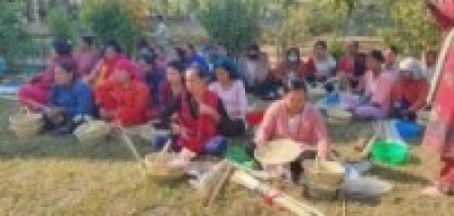 ढकिया बुन्न सिक्दै थारु महिला