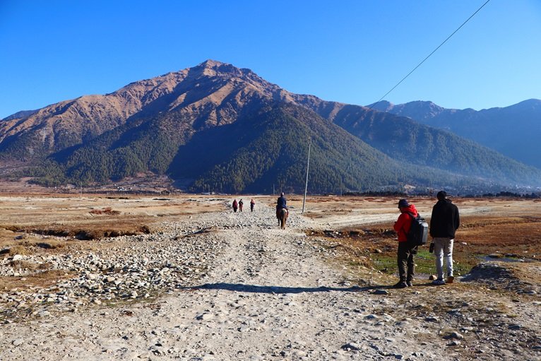 ढोरपाटन जोड्ने सडक स्तरोन्नितका लागि रु एक अर्ब