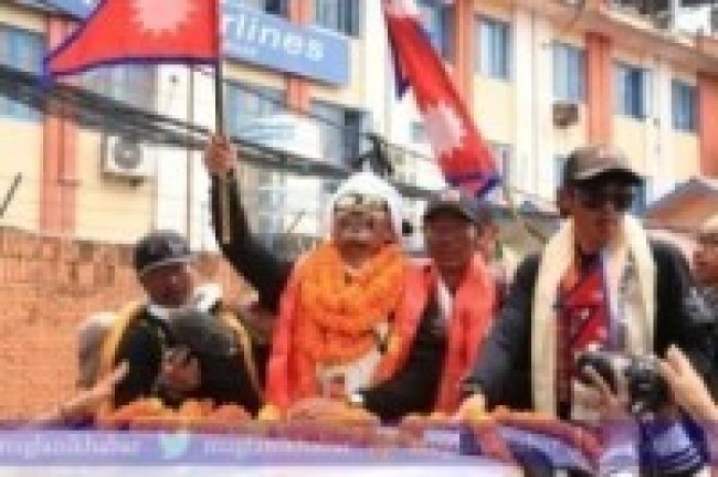 दुबै खुट्टा गुमाएका साहसिक बिश्वकृतिमानी हरि बुढा मगर बिमानस्थलमा आउँदा