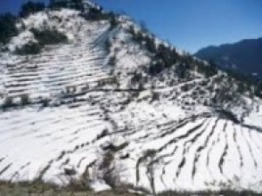 हिमपातले मध्यपहाडी मार्ग अवरुद्ध