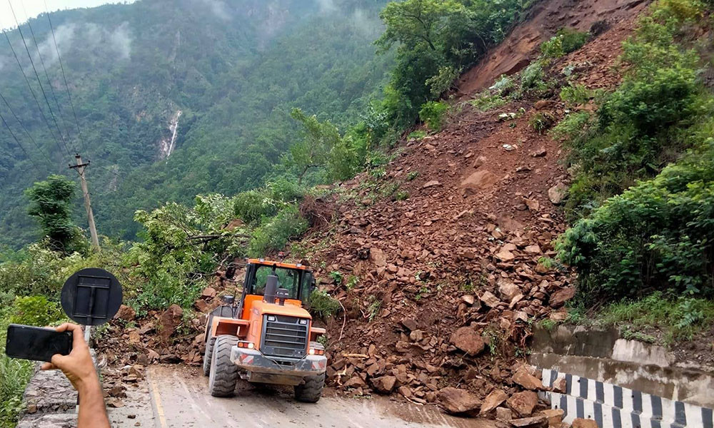 क्षतिग्रस्त सडक पुनर्निर्माणमा १२ अर्ब लाग्ने, अवरुद्ध सडक सञ्चालन सरकारको पहिलो प्राथमिकतामा