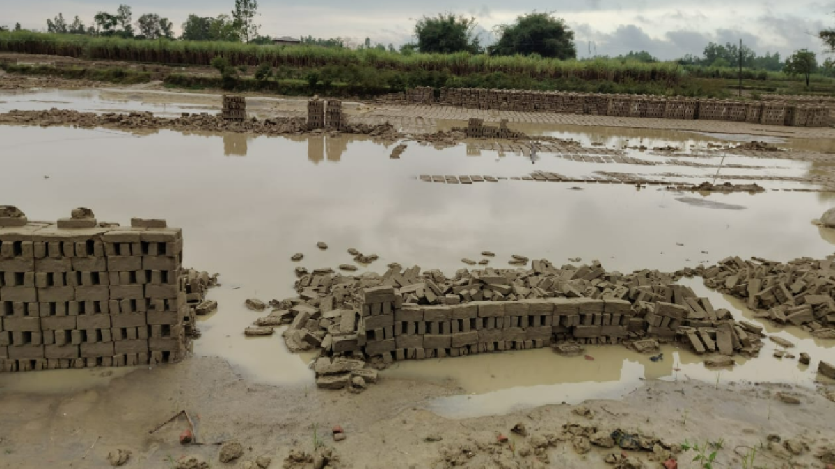 रौतहटमा वर्षा र हावाहुरीको वितण्डा : चार करोड बराबरको काँचो इँट्टा नष्ट, व्यवसायी मारमा