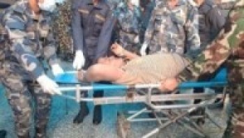 आलेख : भूकम्पमा बाँचेकाहरु भन्छन् : ‘भाग्यले बचायो, अस्पतालसम्म आइपुगेका छौँ अब त केही नहोला कि’